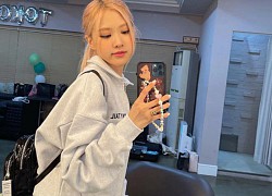 Rosé - Jennie vừa diện chung 1 mẫu túi, không phải hàng hiệu nhưng lai lịch có gì mà khiến netizen bối rối thế?