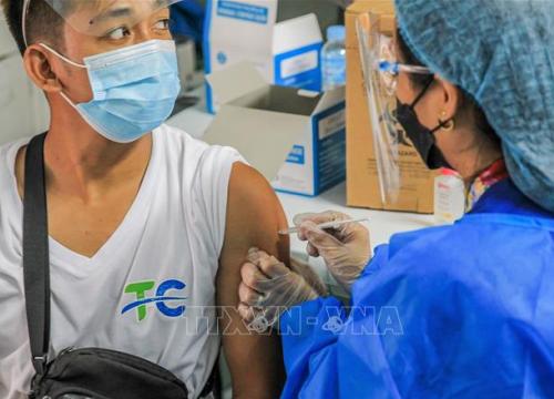 Tăng tốc tiêm chủng vaccine phòng COVID-19 ở Manila, Philippines