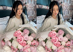 Từ nay hãy gọi Jisoo (BLACKPINK) là công chúa: Xinh đến "sốc visual", ôm 1 bó hoa thôi mà kiều diễm như hoàng tộc