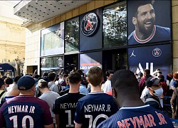 Xếp hàng dài chờ mua áo Messi ở Paris