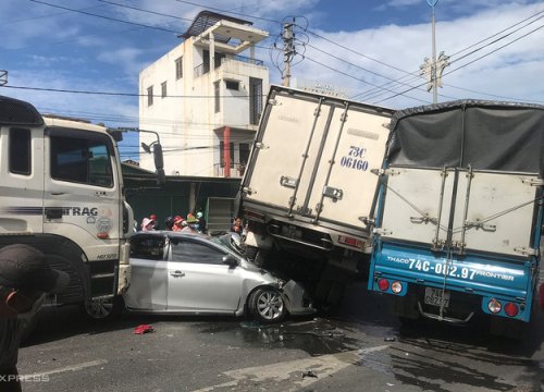 5 xe tông liên hoàn tại ngã tư