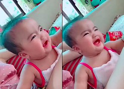 Con gái Mạc Văn Khoa không còn "hờn cả thế giới", nay biết tạo dáng cười tít cực yêu dưới ống kính của mẹ