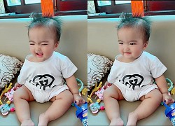 Con gái Mạc Văn Khoa nay biết làm dáng, cười tít mắt cho mẹ quay clip