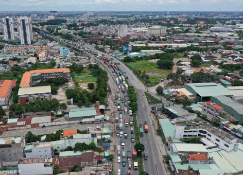 Dùng bêtông chắn quốc lộ 1, cửa ngõ TP HCM kẹt xe 4 km