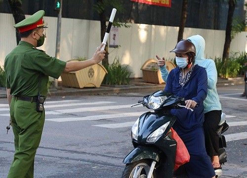 Hai nhóc ra đường đánh cầu lông bị công an phạt, nhất định không "khai" địa chỉ nhà mà ai cũng cười