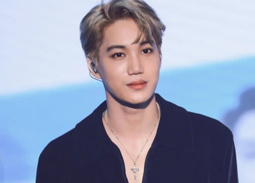 Kai (EXO) khiến fan cười ngất khi lén giúp các cặp đôi cầu hôn nhưng thập thò như... ăn trộm