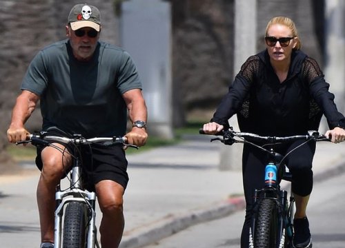 "Kẻ hủy diệt" Arnold Schwarzenegger hào hứng đạp xe dạo phố cùng bạn gái kém 27 tuổi