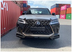 Lexus LX 570 Black Edition 2021 đầu tiên về Việt Nam, giá hơn 9 tỉ đồng