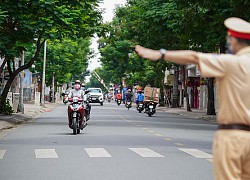 Luống cuống đạp về số mãi không được, thanh niên tiếp tục 'tấu hài' khi bị lực lượng chức năng 'chấn chỉnh' bằng súng điện