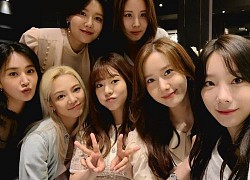 SNSD tụ họp trong phòng thu bàn công chuyện, "quẩy" được vài giây lại xông vào đánh nhau "tơi bời khói lửa"