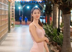 Tạo dáng không giống ai, hotgirl gây nhức mắt vì để lộ nội y