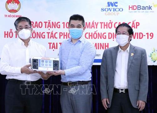 Tiếp nhận, bàn giao thiết bị y tế phục vụ chữa bệnh cho bệnh nhân COVID-19