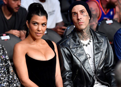 Travis Barker lần đầu đi máy bay sau 13 năm