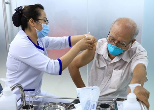 Trên 65 tuổi có nên tiêm vaccine Covid-19?