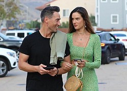 Alessandra Ambrosio khoe dáng 'bốc lửa', ngọt ngào hôn bạn trai trên bãi biển