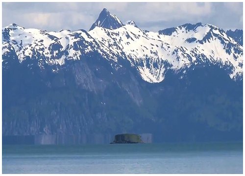 Ảo ảnh quang học biến hòn đảo ở Alaska thành 'đĩa bay' lơ lửng trên mặt nước