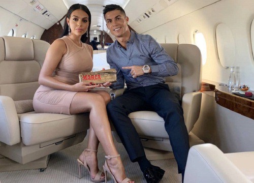 C. Ronaldo thư giãn bên bạn gái