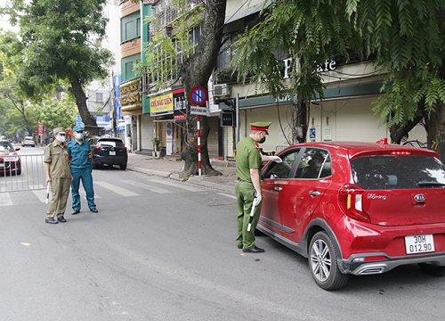 Cách xử lý khéo léo của công an với người đàn ông luống tuổi vi phạm giãn cách hút gần 3 triệu lượt xem