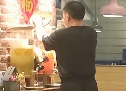 Clip: Nhân viên quán cafe đổ "nước lạ" vào bình pha chế khiến khách nghi ngờ, điều tra ra thì không thể thông cảm nổi