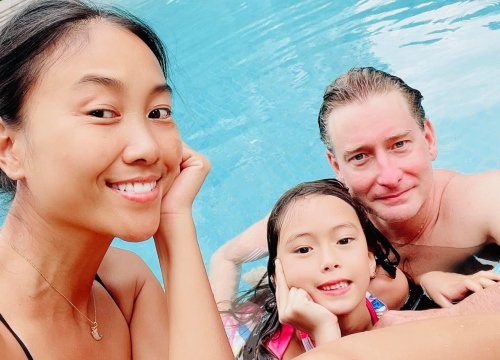 Con gái Đoan Trang tận hưởng mùa hè ở Singapore