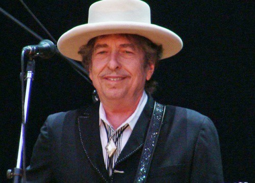 Huyền thoại âm nhạc Bob Dylan bị cáo buộc ấu dâm