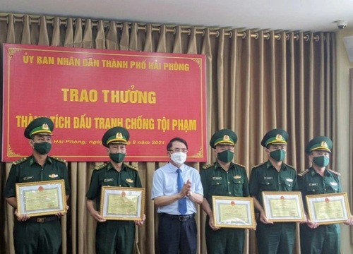 Khen thưởng lực lượng biên phòng phá vụ vận chuyển kim cương "khủng"