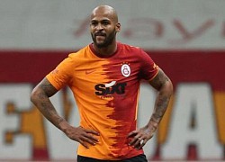 Lao vào đấm đồng đội, hậu vệ Galatasaray nhận cái kết đắng