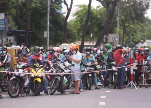 Người dân không tự ý về quê, TP.HCM sẽ kịp thời phân phối hàng hoá cứu trợ