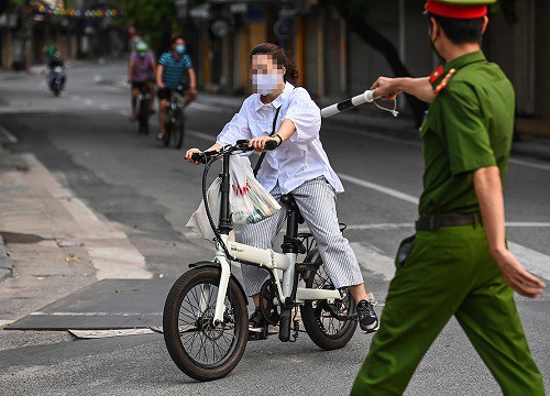 Người đàn ông lén lút "thông chốt" ngay sau lưng công an