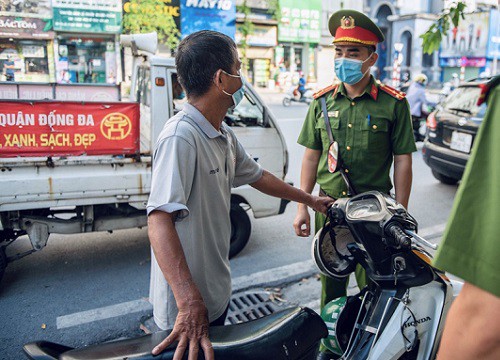 Lại một ông chú dậy sớm đi tập thể dục "chạy thi" với lực lượng chức năng khiến dân tình ngán ngẩm