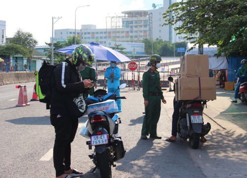 TP.HCM: Sau khi tạm xả chốt cửa ngõ, tiếp tục khai báo di biến động dân cư