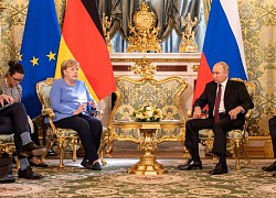 Bà Merkel bối rối vì chuông điện thoại cắt ngang cuộc họp với ông Putin