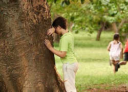 Bạn rủ chơi &#8220;trốn tìm&#8221; nhưng thấy công an liền chạy bỏ rơi cả dép, cậu bé nhanh nhảu đối đáp lại cực lễ phép