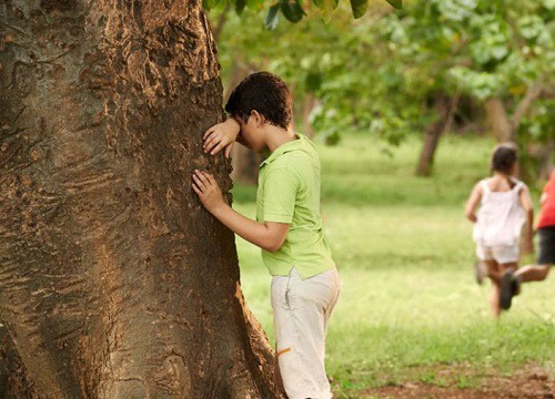 Bạn rủ chơi "trốn tìm" nhưng thấy công an liền chạy bỏ rơi cả dép, cậu bé nhanh nhảu đối đáp lại cực lễ phép