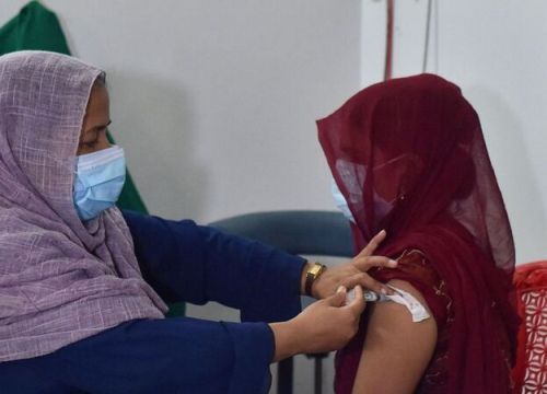 Bangladesh tiêm vaccine cho người bán dâm