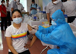 Có nên uống thuốc hạ huyết áp trước tiêm vaccine Covid-19?