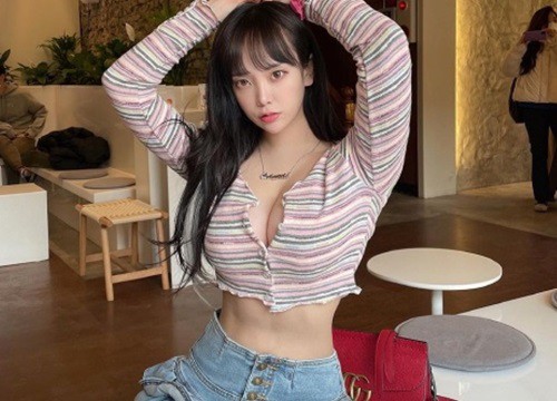 Hot girl quấn chăn lên sóng, nước da trắng bóc cùng thềm ngực tròn thu hút sự chú ý