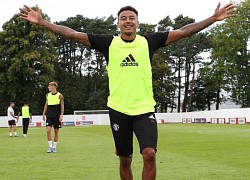 Jesse Lingard so kè với Bruno Fernandes trong buổi rèn quân của MU