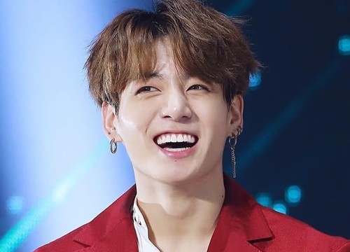 Jungkook BTS bừng sáng trên 'đại lộ đẹp nhất thế giới' Champs-Elysees