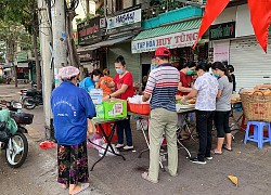 Một mạnh thường quân cố ý tặng người đàn ông nghèo 2 gói mì, sự thật đằng sau khiến người xem bật khóc nức nở