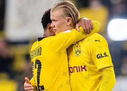 Sao trẻ Dortmund vượt rào tặng áo cho fan nhí