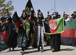 Taliban bắn chết người biểu tình mang cờ Afghanistan