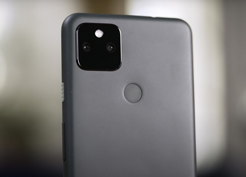 Thích điện thoại nhỏ gọn, nên mua Google Pixel 5a hay iPhone SE?