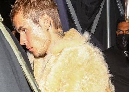 Trời nóng phát ngốt, Justin Bieber làm lố khi diện nguyên chiếc áo lông to sụ