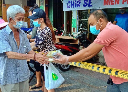 Từ chối nhận thêm cơm từ thiện, người đàn ông có ngoại hình đặc biệt khiến tất cả rưng rưng: Cái này hơn là vàng nữa