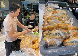 Vợ chồng Cường Đô La tự tay làm bánh mì tặng bà con khó khăn mùa dịch