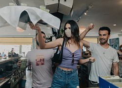 Xôn xao tin siêu mẫu đắt giá thế giới Kendall Jenner phải đi phục vụ rượu, còn được khách "boa" 100 đô la?