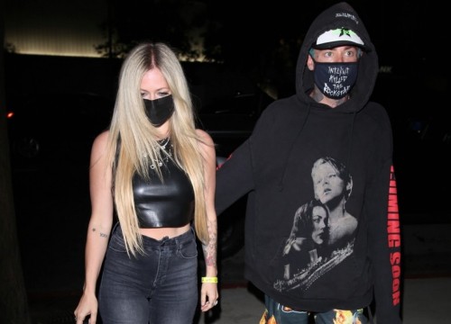 Avril Lavigne gợi cảm đi ăn tối cùng bạn trai