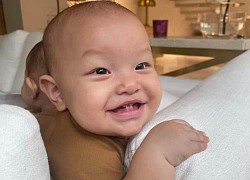 Biểu cảm cực nhây của Leon khi được mẹ Hồ Ngọc Hà tập đứng