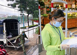 Bộ đội ngồi vỉa hè, ăn cơm hộp... tất tả đi chợ cho bà con mình